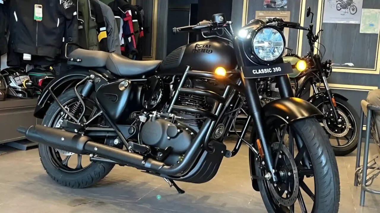Royal Enfield Classic 350 Launched – 349cc Engine, 55kmpl Mileage & Retro Cruiser with Digital Console at ₹95,000!